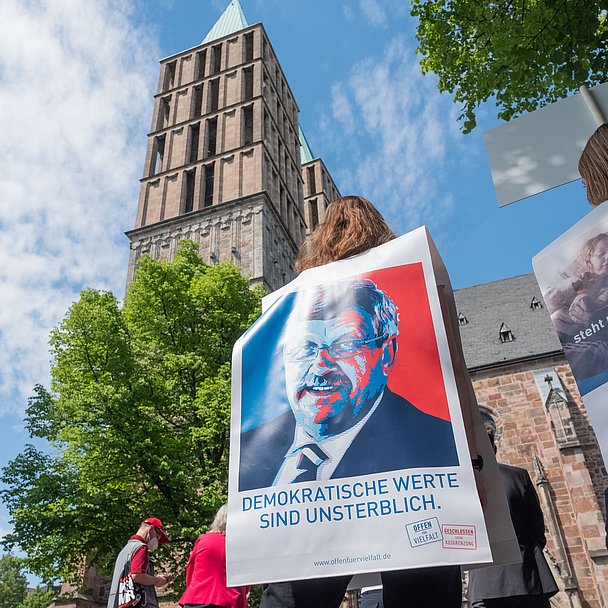 Aktion "Haltung zeigen" am 2. Todestag Walter Lübckes vor der Kasseler Martinskirche
