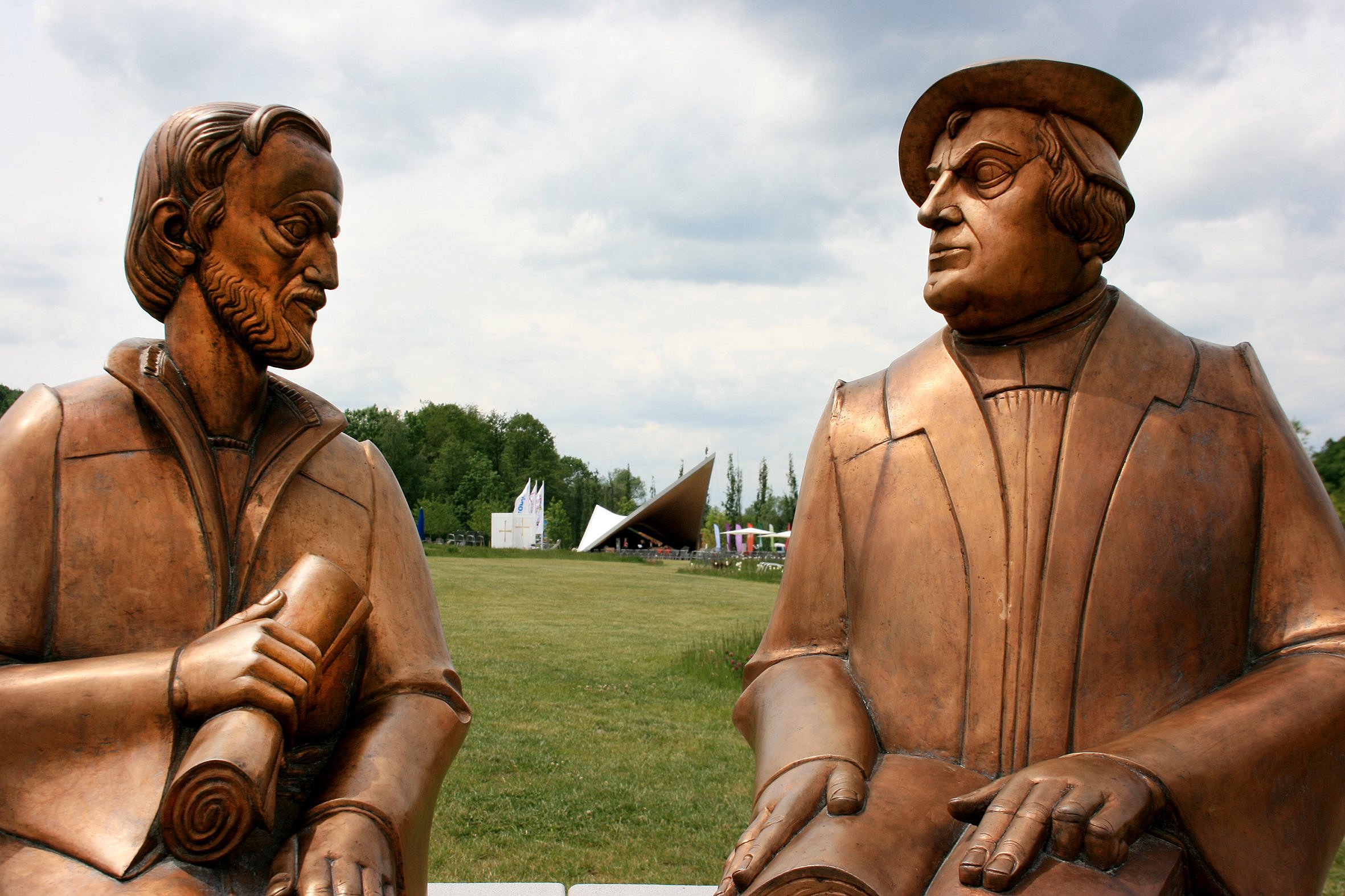 Figurengruppe des Bildhauers Klaus Metz: Philipp Melanchthon und Martin Luther. Das Foto entstand zur Landesgartenschau 2015 Thüringen in Schmalkalden.