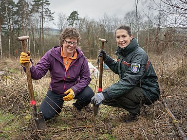 Bischöfin Dr. Beate Hofmann (l.) mit Forstamtsleiterin Petra Westphal (Forstamt Melsungen) bei der Baumpflanzaktion bei Malsfeld.