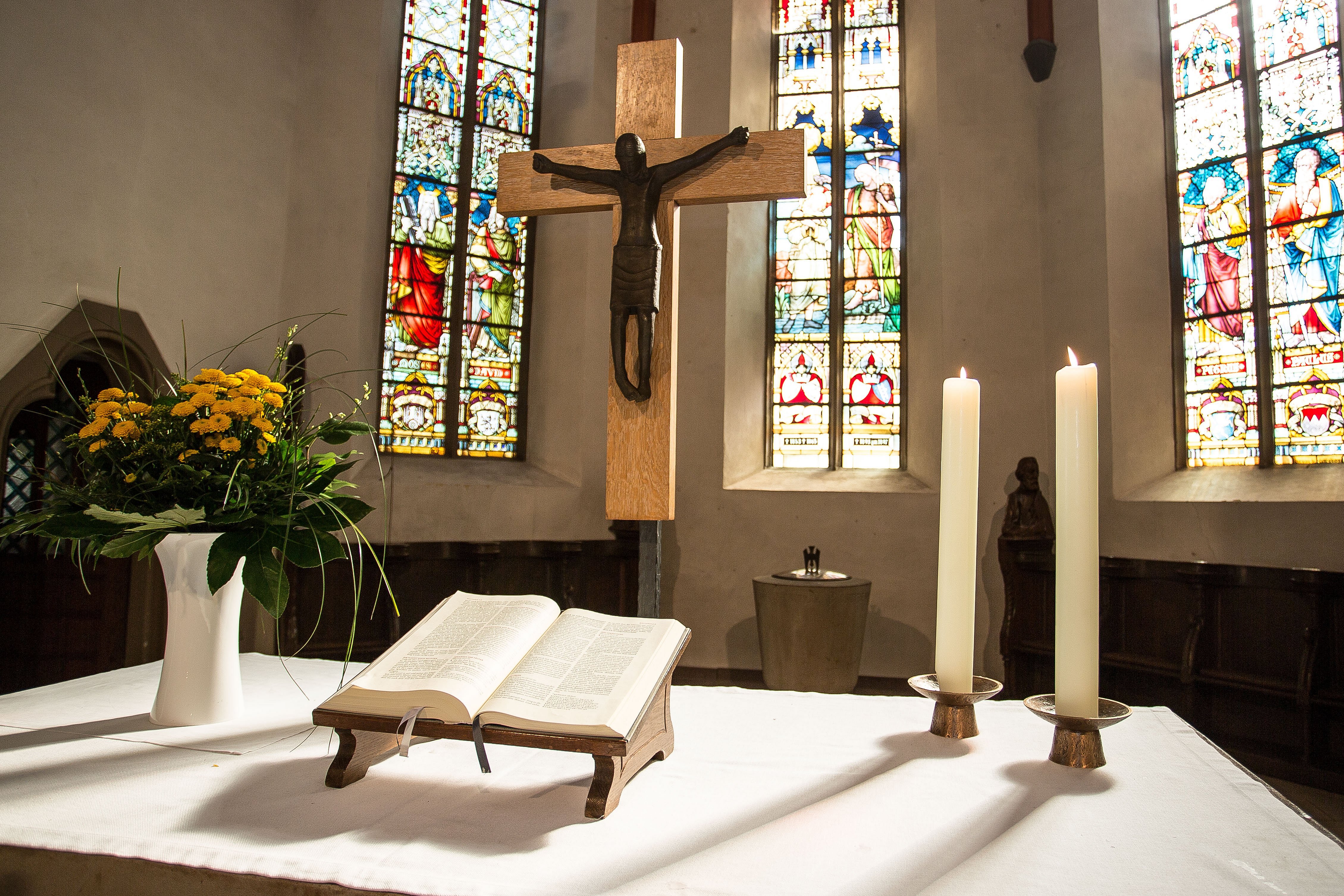 Altar mit Kreuz und Bibel in der Altstädter Kirche in Hofgeismar.