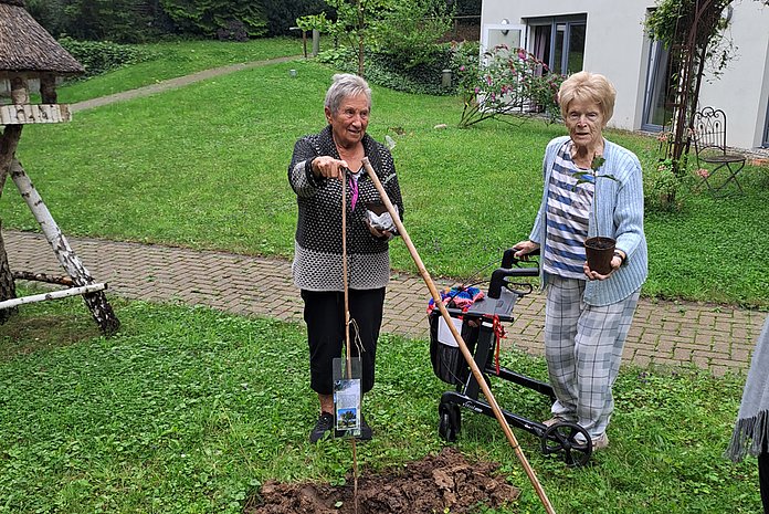 Sie halfen mit bei der Pflanzaktion am Stiftsheim: Annemarie Jeske-Kreutzburg (links) und Elli Werthof. (Foto: privat)  