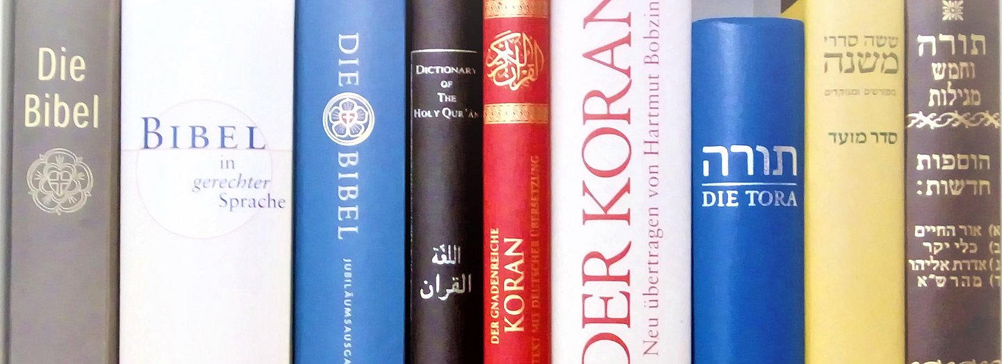 Friedliche Koexistenz der Religionen im Bücherregal