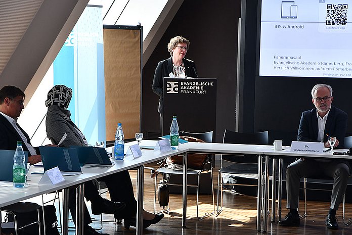 Bischöfin Dr. Beate Hofmann bei ihrem Grußwort auf der Tagung in der Evangelischen Akademie Frankfurt. (Foto: EKHN/Volker Rahn)
