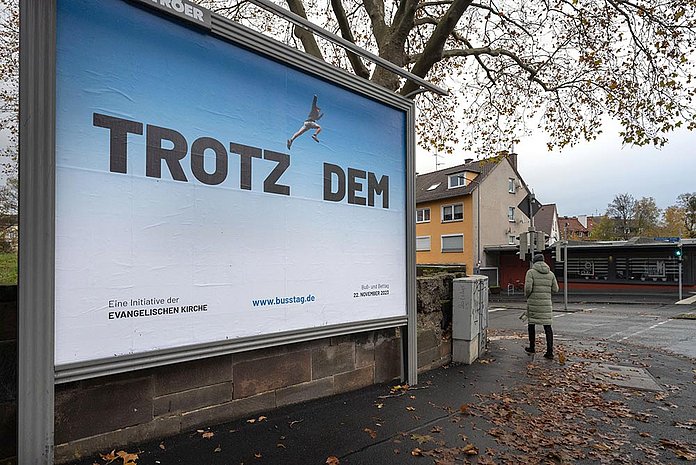 Mit großformatigen Plakaten wirbt die Kirche für den Buß- und Bettag. Unser Foto zeigt ein Plakat im Kasseler Stadtgebiet. (Foto: medio.tv/Schauderna)  