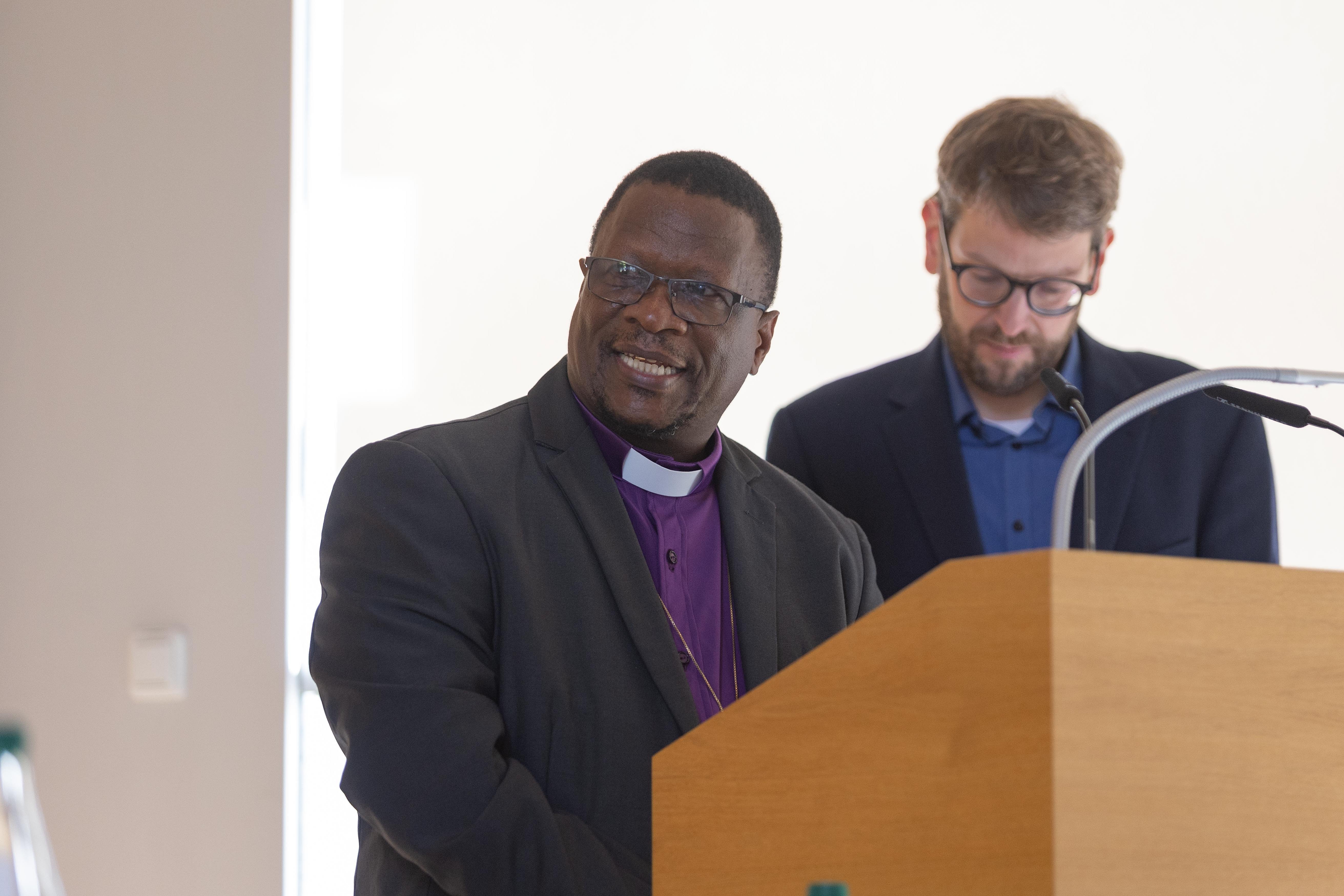 Grußwort vor der Synode: Bischof Neo Elias Mogorosi (Südafrika) mit Uli Baege vom Zentrum Oekumene, der übersetzte.