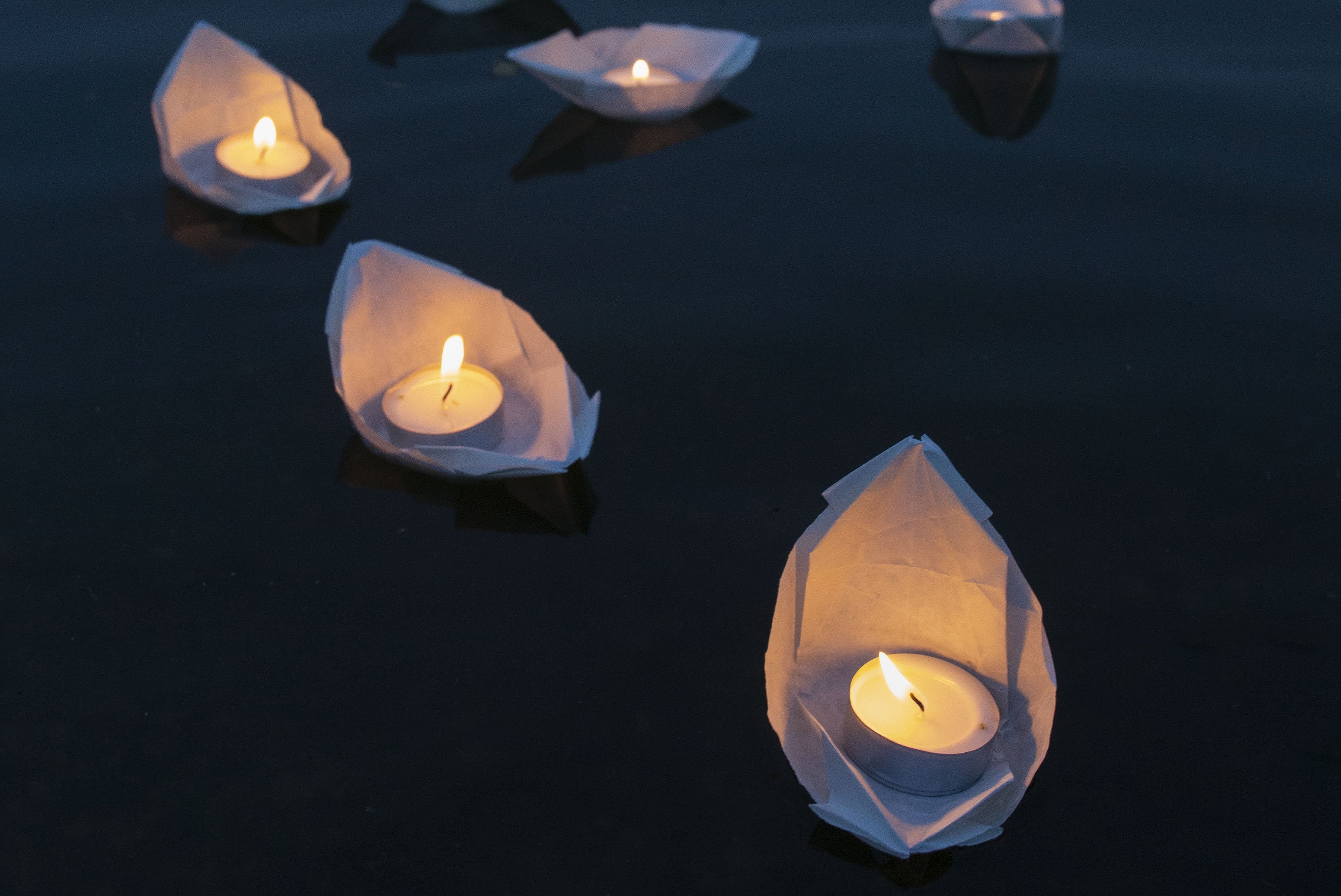 Papierboote mit Kerzen