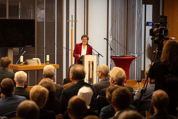 Begrüßte die Gäste aus Kirche, Politik, Wirtschaft, Wissenschaft und Kultur: Bischöfin Dr. Beate Hofmann. (Foto medio.tv/Schauderna)