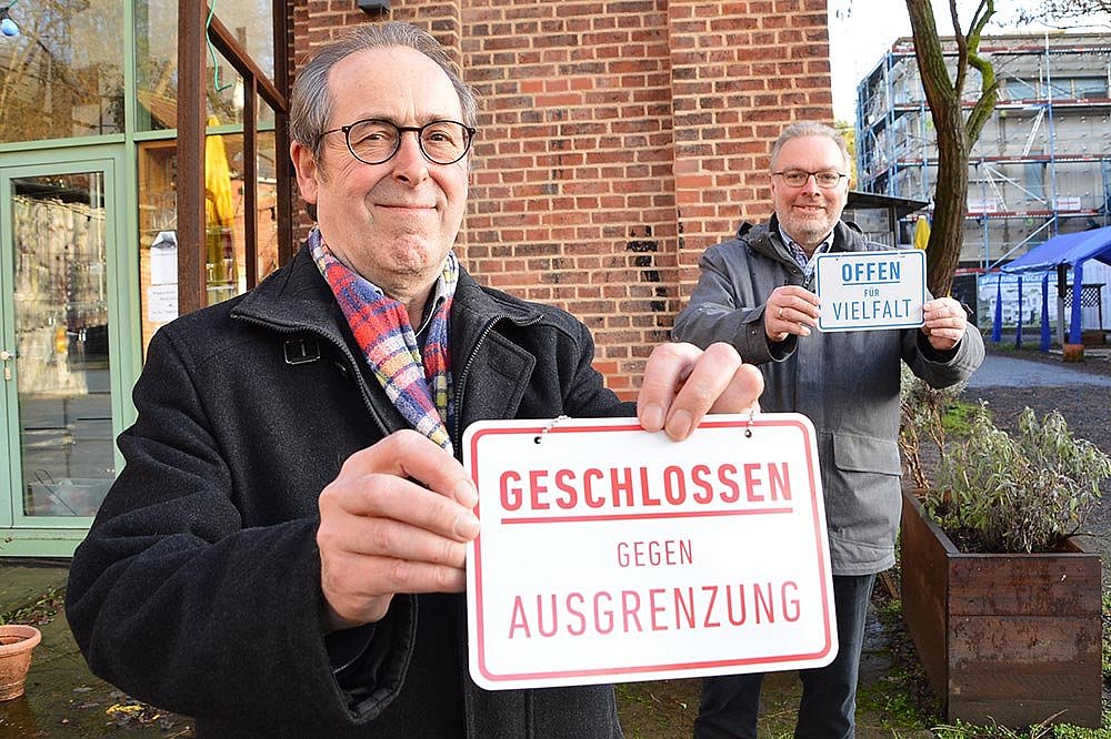 Die Dekane Hermann Köhler (Kirchenkreis Kirchhain, links) und Burkhard zur Nieden (Kirchenkreis Marburg) unterstützen das Bündnis «Offen für Vielfalt»