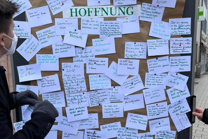 Unter dem Motto «Klage und Hoffnung für Hanau» waren den ganzen Samstag über Passanten an verschiedenen Orten dazu eingeladen, ihre Gefühle und Gedanken aufzuschreiben und an Stellwänden öffentlich zu hinterlassen. (Foto: Kirchenkreis Hanau)