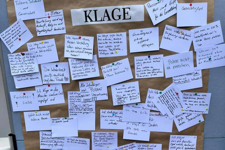 Unter dem Motto «Klage und Hoffnung für Hanau» waren den ganzen Samstag über Passanten an verschiedenen Orten dazu eingeladen, ihre Gefühle und Gedanken aufzuschreiben und an Stellwänden öffentlich zu hinterlassen. (Foto: Kirchenkreis Hanau)