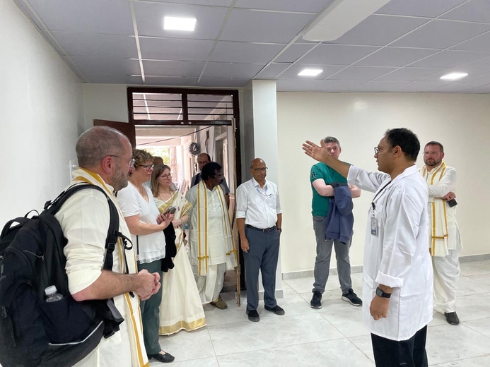 Am 11. Januar: Dr. Raju zeigt die im Bau befindlichen Gebäude für die Krankenschwesterausbildung. (Foto: Müller)