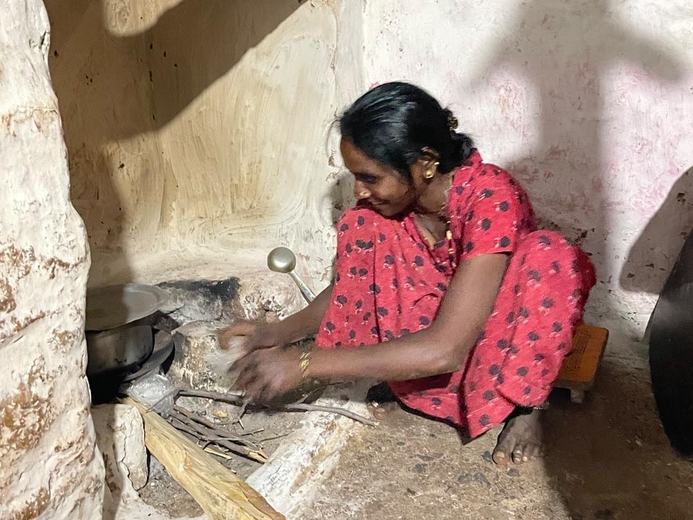 Am 11. Januar: Besuche in biblisch anmutenden Häusern in Mustigeri / Eine Frau macht Feuer zum Kochen / eine Familie im einzigen Zimmer. (Foto: Müller)