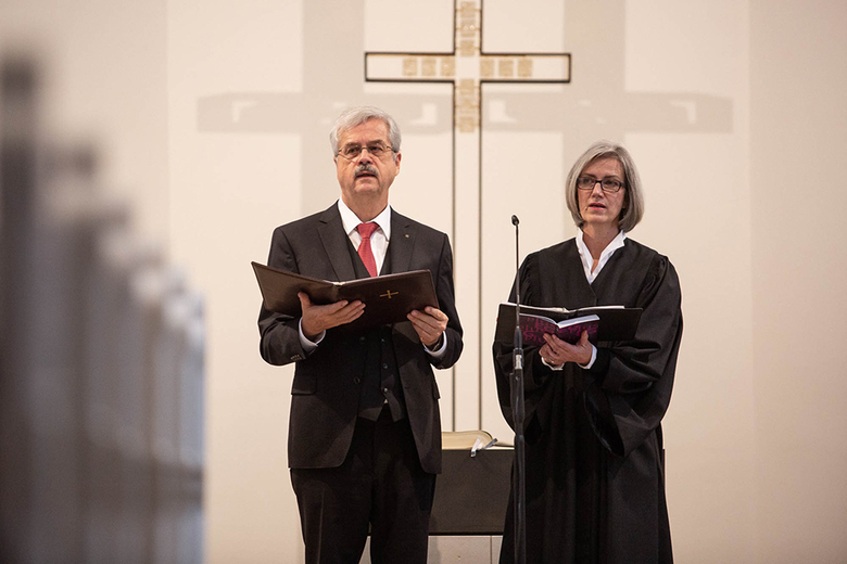 Präses Kirchenrat Dr. Thomas Dittmann und Dr. Isabel Schneider-Wölfinger während der Liturgie.