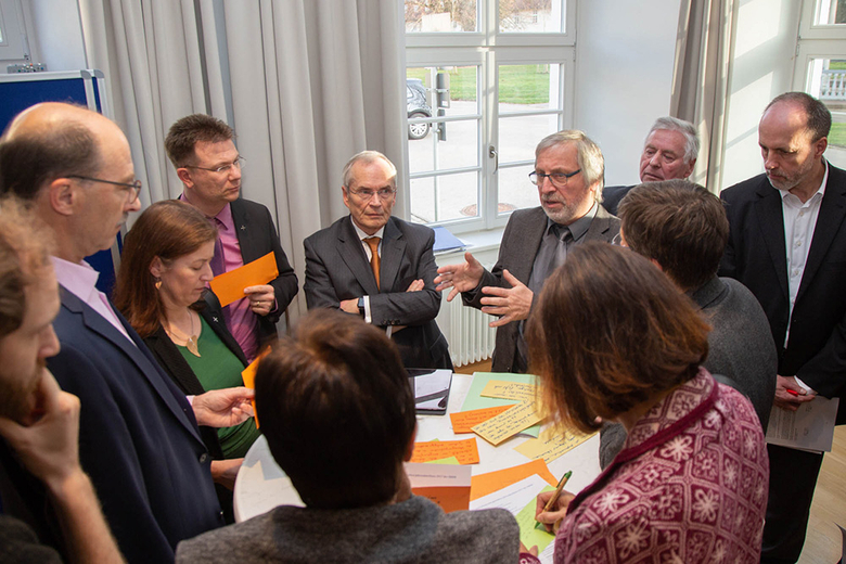 Arbeitsgruppe zum Finanzbericht, hier u.a. mit Prof. Dr. Heinz-Walter Große (Mitte, B.Braun) und Vizepräsident Dr. Volker Knöppel (3.v.r.)