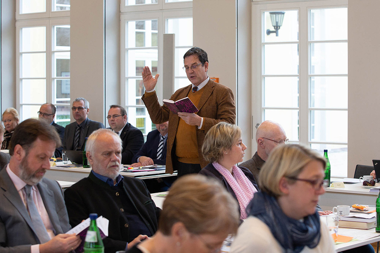 Der Synodale Landeskirchenmusikdirektor Uwe Maibaum (Marburg) stimmte zum Mittagsgebet ein Lied an.