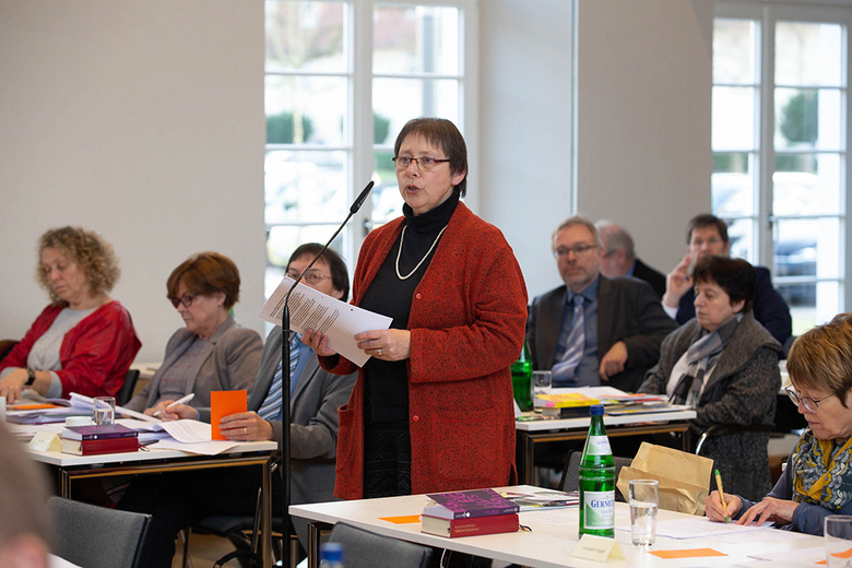 Stellte die gesammelten Einbringungen der Kreissynoden zum Thema Flüchtlinge vor: Stadtdekanin Barbara Heinrich (Kassel)