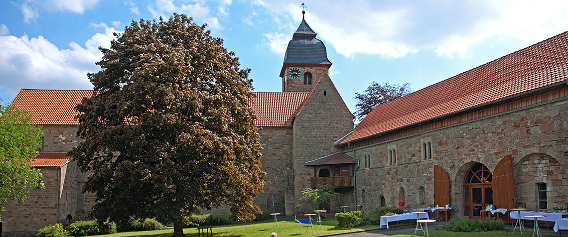 Blick in den Innenhof des Klosters mit Klosterkirche (Foto: medio.tv/Schauderna)