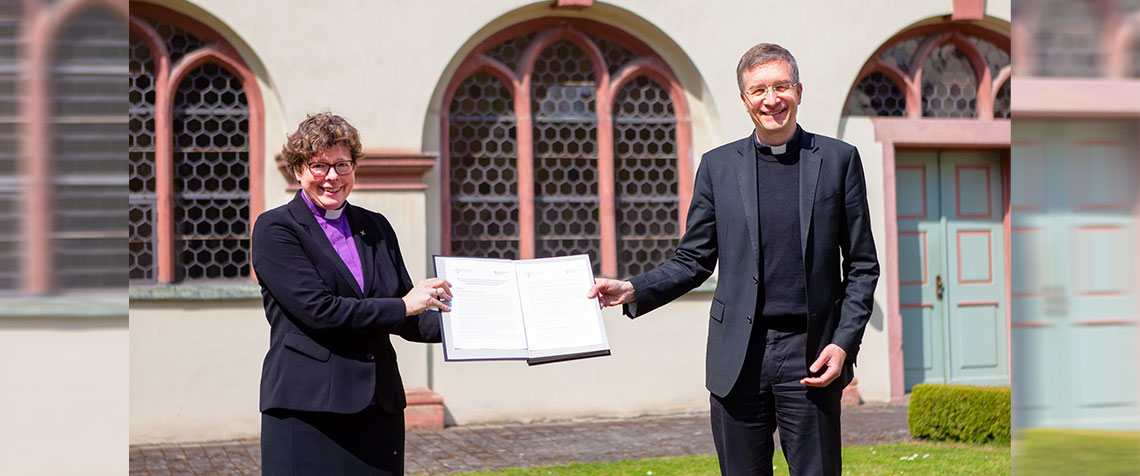 Bischöfin Dr. Beate Hofmann und Bischof Dr. Michael Gerber mit der unterzeichneten Rahmenvereinbarung in Fulda. (Foto: Bistum Fulda / B. Beintken)