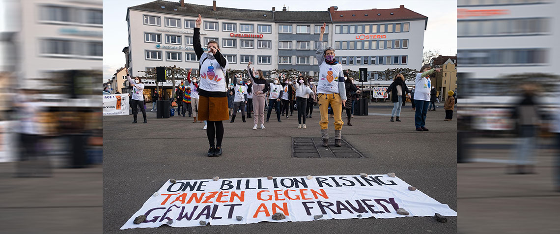 Tanzaktion am 14. Februar 2022 zu «One Billion Rising» auf dem Königsplatz in Kassel. Pandemiebedingt waren Teilnehmerinnen und Teilnehmer dazu aufgerufen, die Protestaktionen coronakonform oder digital durchzuführen. (Foto: medio.tv/Schauderna)