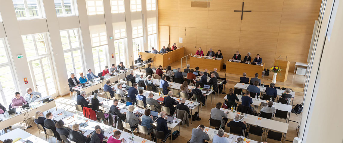 Blick in den Synodalsaal der Evangelischen Tagungsstätte im nordhessischen Hofgeismar (Foto: medio.tv/Schauderna)