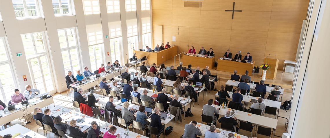 Blick in den Synodalsaal der Evangelischen Tagungsstätte Hofgeismar. (Foto: medio.tv/Schauderna)