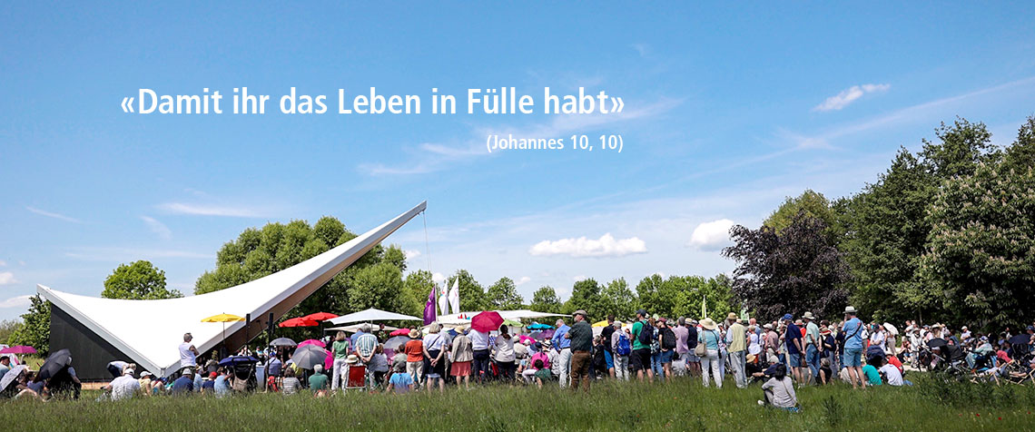Das «Himmelszelt» der evangelischen Kirche auf dem Gelände der Landesgartenschau in Fulda ist in diesem Jahr Anziehungspunkt für eine Vielzahl von Festen und Veranstaltungen. (Foto: Bistum Fulda / Carina Jirsch)