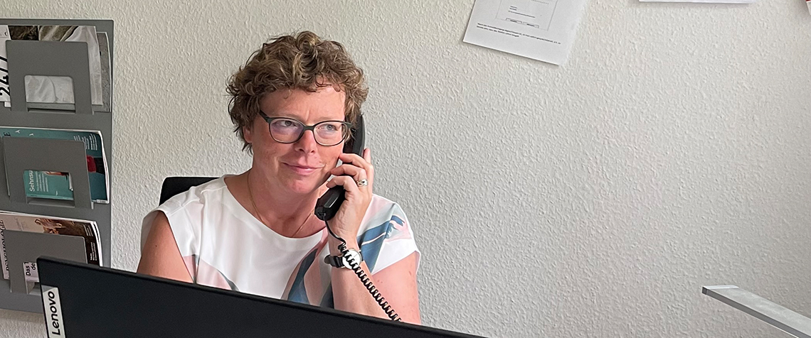 Bischöfin Dr. Beate Hofmann im Telefonraum der TelefonSeelsorge Nordhessen. Die Szene ist nachgestellt, denn die Telefonate sind vertraulich. (Foto: medio.tv/Kopec)