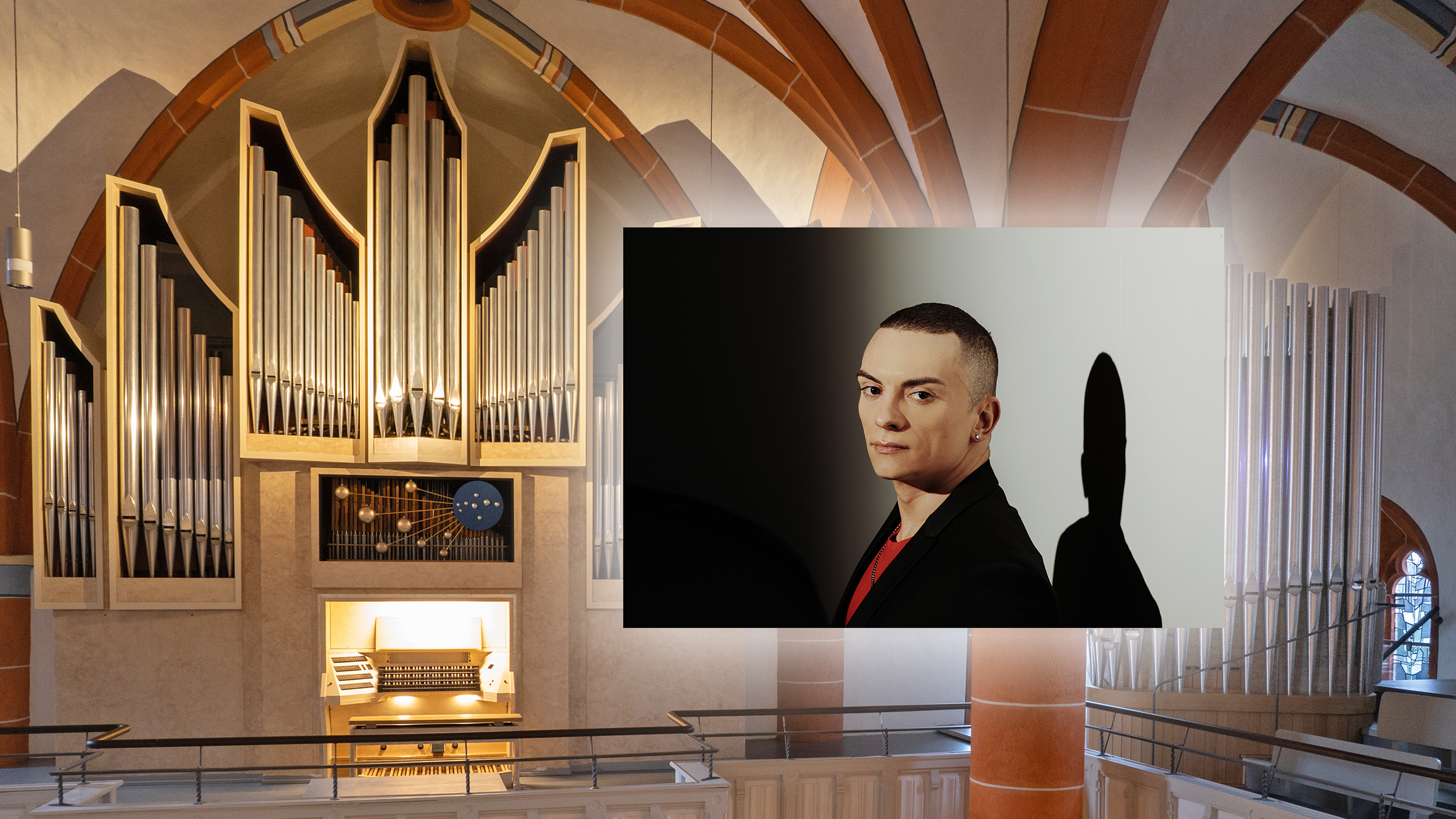Nicht nur technisch überarbeitet und instandgesetzt, sondern jetzt auch mit einem dritten Manual: Die Orgel der Melsunger Stadtkirche. Unser Foto zeigt auch den US-Starorganisten Cameron Carpenter, der die Orgel am 8. Juni spielen wird.