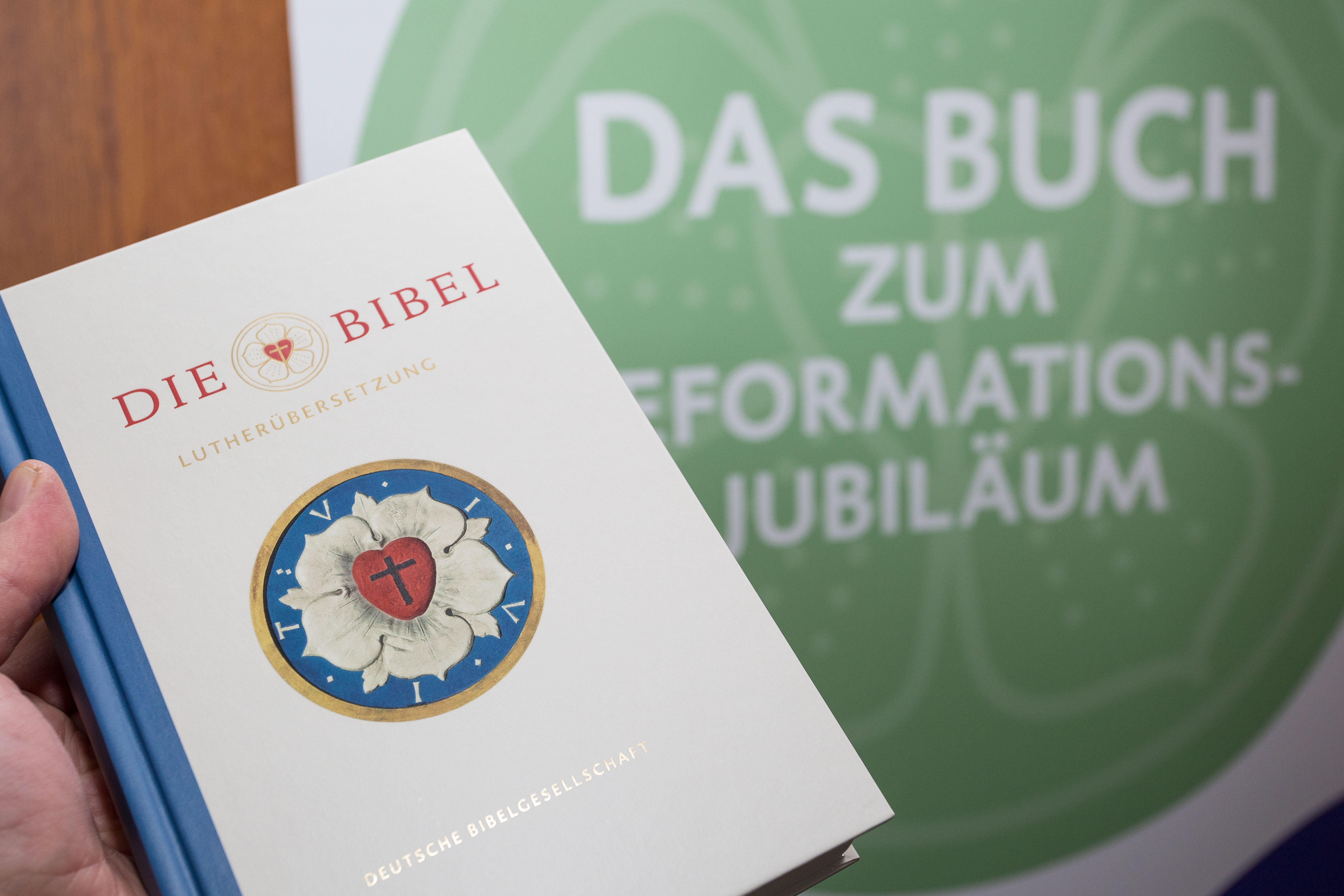 Jubiläumsausgabe der revidierten Lutherbibel 2016.