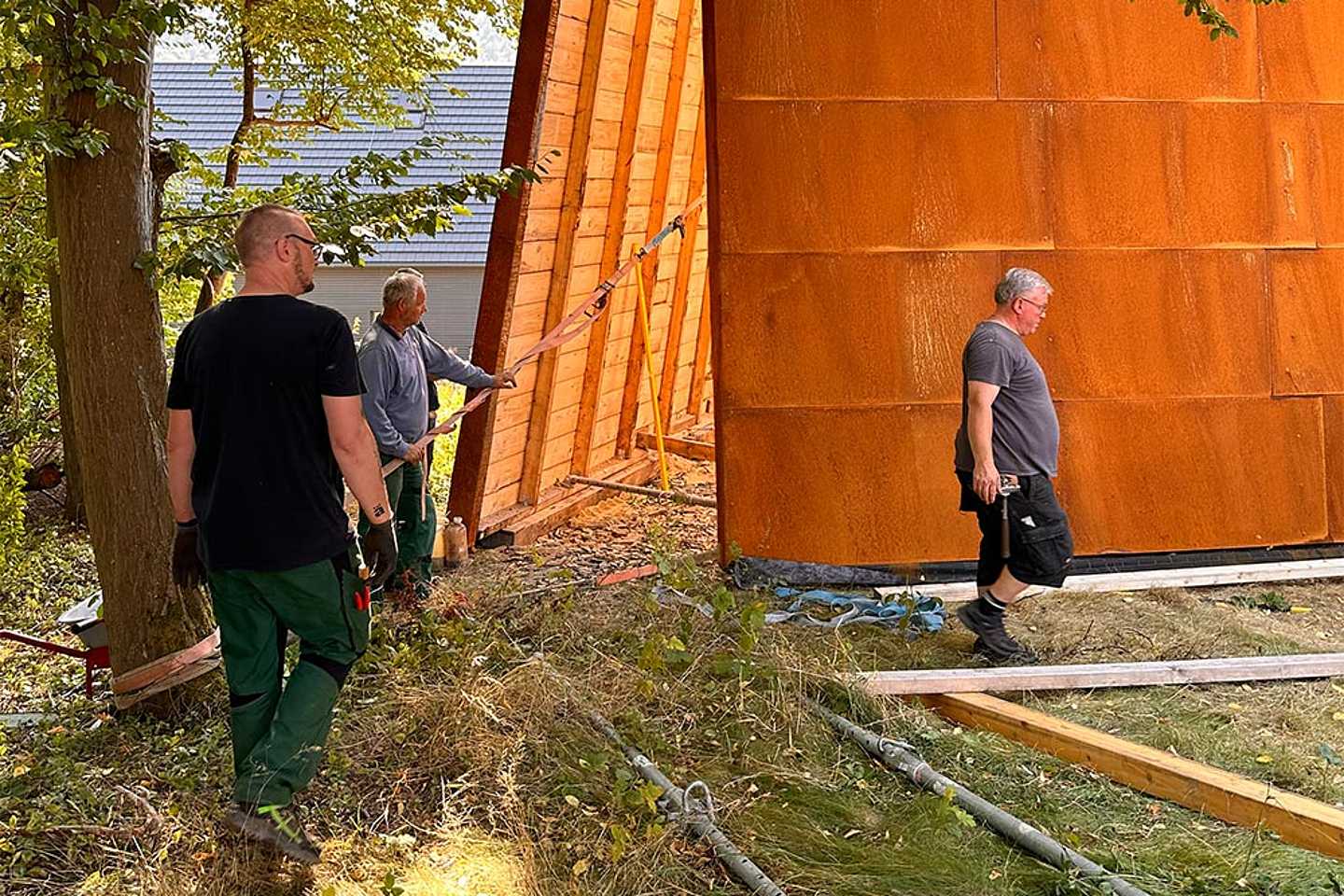 Der rötlich-rostfarbene Ton der Außenwände fügt sich gut in die Natur ein