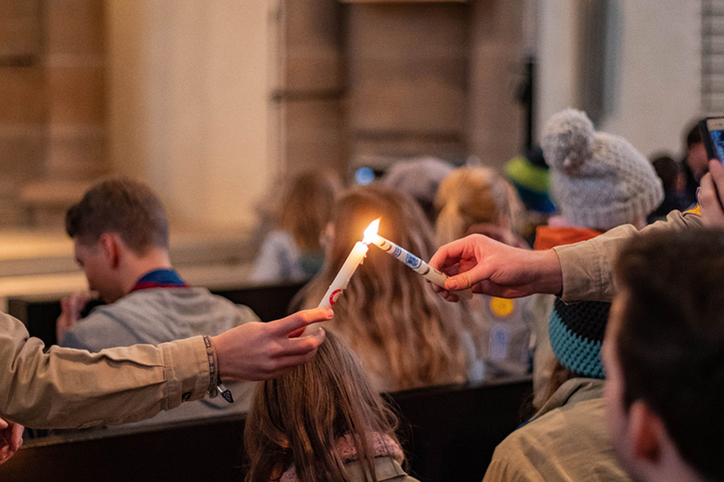 Pfadfinderinnen und Pfadfinder verteilten das Friedenslicht unter den Gottesdienstteilnehmern.