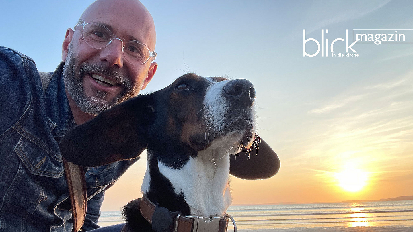 Der Sonne entgegen, die Nase im Wind: Pfarrer Martin Vorländer und sein Hund James