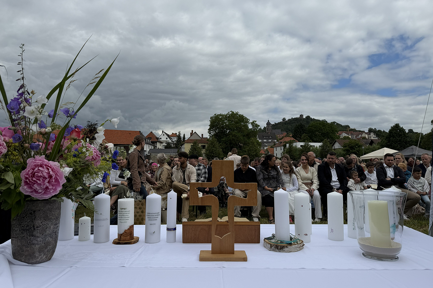 Rund 150 Menschen waren zum Taufgottesdienst in die Efze-Wiesen gekommen Rund 150 Menschen waren zum Taufgottesdienst in die Efze-Wiesen gekommen