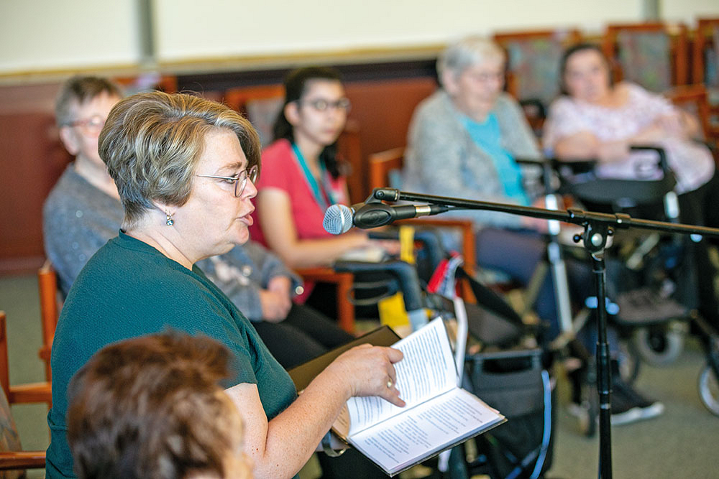 Pfarrerin Merle Blum liest in der Bibelstunde im Ev. Altenhilfezentrum in Korbach Pfarrerin Merle Blum liest in der Bibelstunde im Ev. Altenhilfezentrum in Korbach