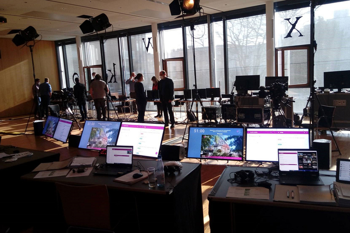 Blick hinter die Kulissen: Unser Foto zeigt die Technik mit dem Technikteam. (Foto: Landeskirchenamt/Fuhrmann)