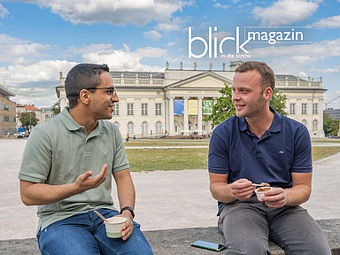 Auf ein Eis am Friedrichsplatz: Tareq, der aus Syrien stammt (links), und Florian aus Kassel lernen sich über das Projekt 3x3 kennen