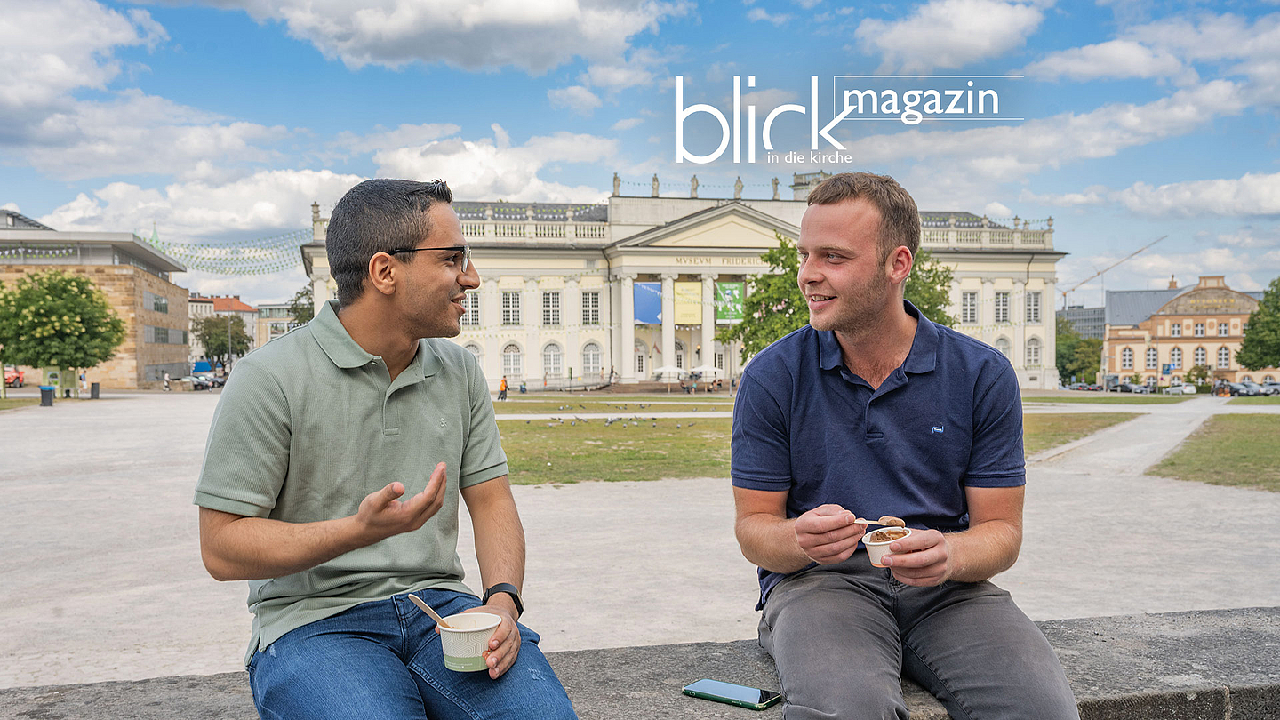 Auf ein Eis am Friedrichsplatz: Tareq, der aus Syrien stammt (links), und Florian aus Kassel lernen sich über das Projekt 3x3 kennen