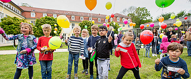 Waren ganz bei der Sache: Die 80 Kinder, die an der ersten Kindersynode in Hofgeismar teilnahmen, ließen zum Abschluss 80 Luftballons in den Himmel steigen. (Foto: medio.tv/Schauderna)
