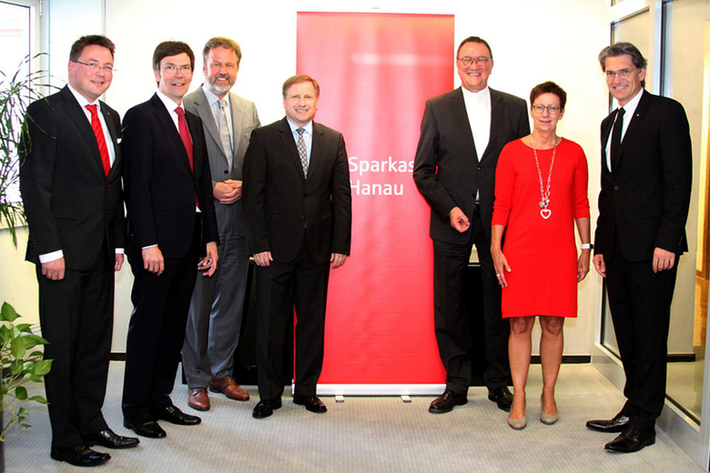 Besuch bei der Sparkasse Hanau, v.l.: Nils Galle, Dekan Dr. Martin Lückhoff (Kirchenkresi Hanau), Hermann Köck, Bischof Prof. Dr. Martin Hein (EKKW), Pröpstin Sabine Kropf-Brandau (Sprengel Hersfeld), Dr. Ingo Wiedemeier (Foto: medio.tv/Küster)