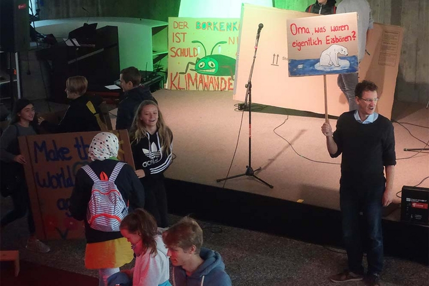Klimagebet am 20. September 2019 in der Kasseler Jugendkulturkirche «Cross». (Foto: Schülerarbeit der EKKW)