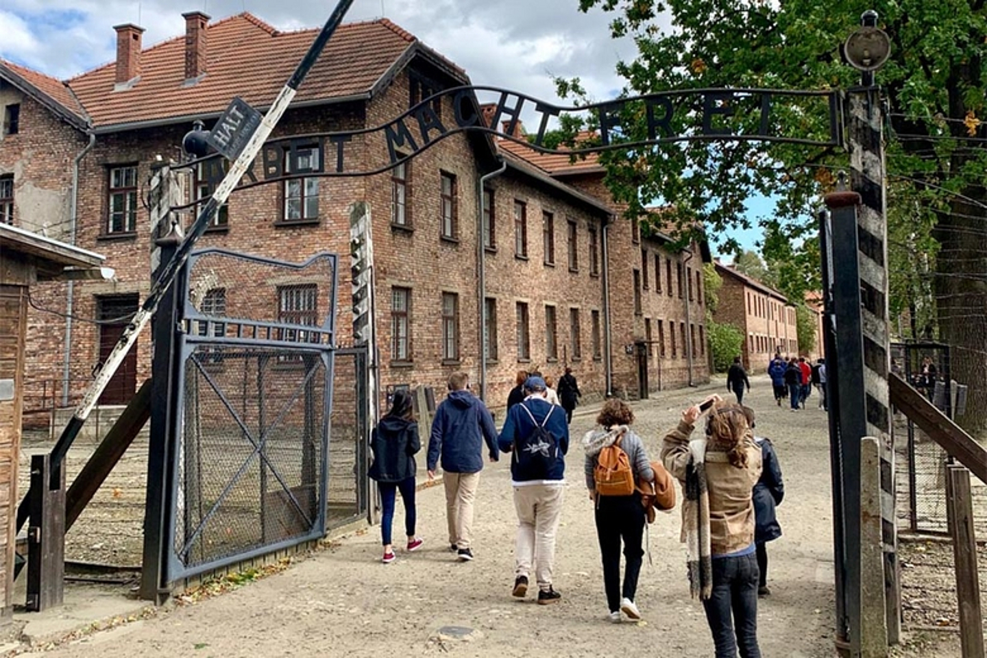 Jugendliche aus der Evangelischen Kirche von Kurhessen-Waldeck haben im Rahmen der Reihe «Events für Sinnsucher*innen» des Landeskirchenamtes die KZ-Gedenkstätte Auschwitz in Polen besucht. (Foto: medio.tv/Meier)