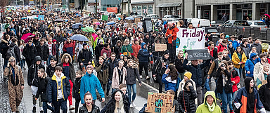 Am Freitag (15.3.) haben in zahlreichen Städten Deutschlands und der Welt Schülerinnen und Schüler für eine klimagerechte Politik demonstriert, auch in Kassel gingen tausende Schüler auf die Straße. (Foto: medio.tv/Schauderna)