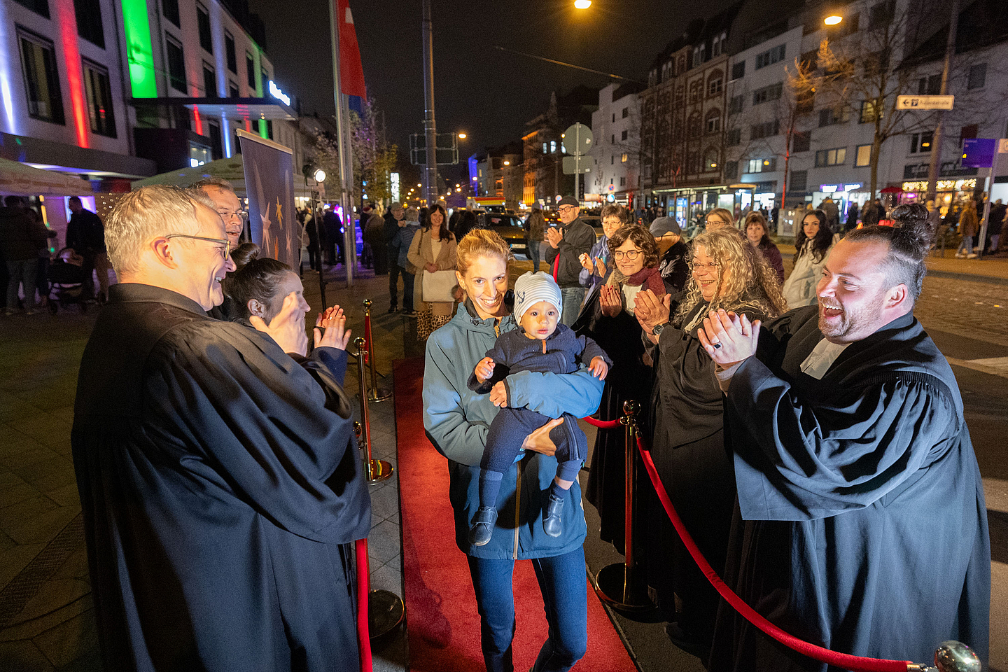 Mitwirkende und die Besucherinnen und Besucher hatten eine menge Spaß auf dem roten Teppich.
Foto: medio.tv/Schauderna
