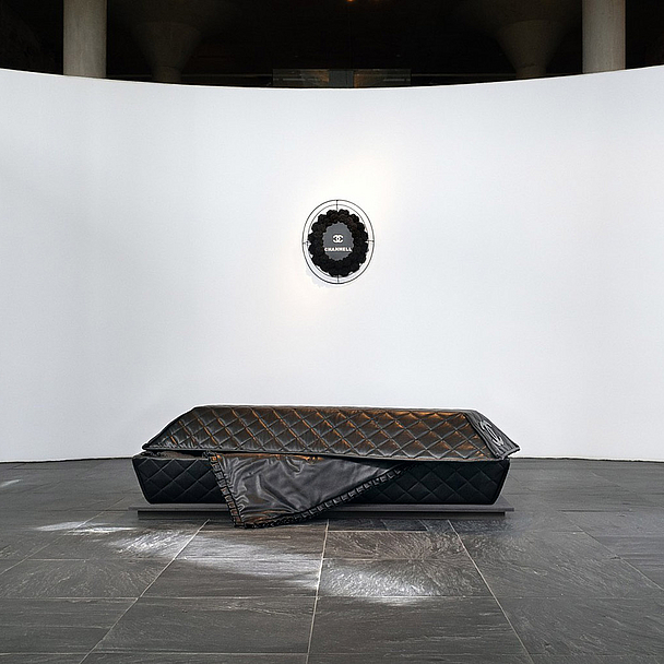 Unser Foto zeigt das Exponat der Kabinettausstellung «R.I.(a)P.» aus dem Jahr 2023. Es ist ein lederbezogener Sarg mit Chanel-Logo 