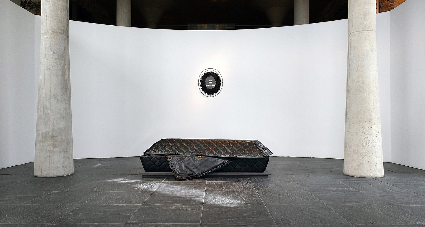 Unser Foto zeigt das Exponat der Kabinettausstellung «R.I.(a)P.» aus dem Jahr 2023. Es ist ein lederbezogener Sarg mit Chanel-Logo 