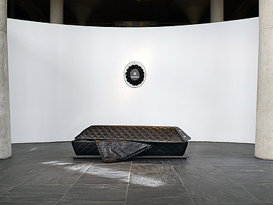Unser Foto zeigt das Exponat der Kabinettausstellung «R.I.(a)P.» aus dem Jahr 2023. Es ist ein lederbezogener Sarg mit Chanel-Logo 