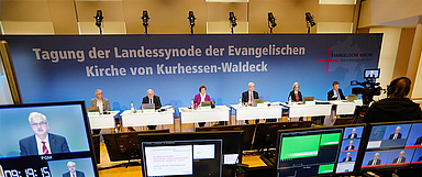 Die Landessynode tagte aufgrund der dynamischen Pandemie-Entwicklung im Herbst 2021 wieder digital. Nur das sechsköpfige Präsidium kam in der Evangelischen Tagungsstätte in Hofgeismar zusammen. Die Synodalen wurden per Videokonferenz miteinander verbunden. (Foto: medio.tv/Schauderna)