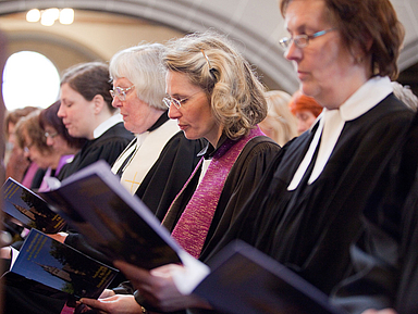 Unser Foto zeigt Pfarrerinnen bei einer Festveranstaltung anlässlich des 50-jährigen Jubiläums der Frauenordination in der EKKW im Jahr 2012.