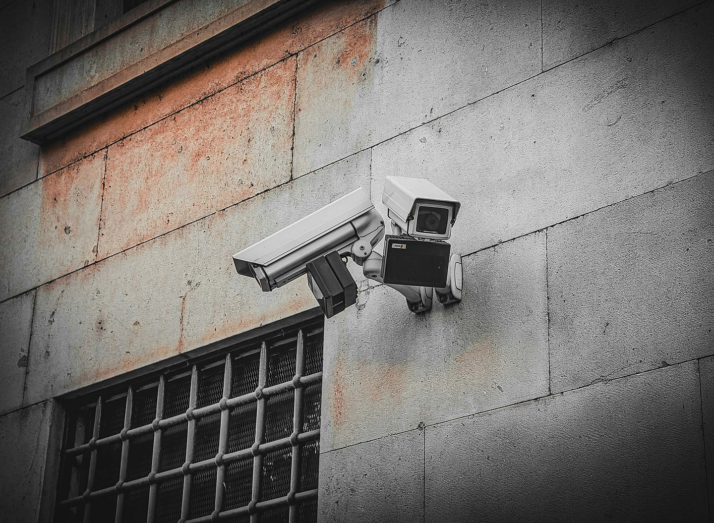 Menschlicher Freiraum ist in modernen Justizvollzugsanstalten kaum zu finden. Kameras und lückenlose Überwachung lassen kaum Raum für Privatsphäre. Unser Symbolbild zeigt Überwachungskameras an einer Gebäudewand. 