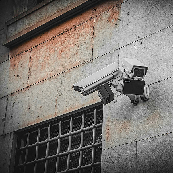 Menschlicher Freiraum ist in modernen Justizvollzugsanstalten kaum zu finden. Kameras und lückenlose Überwachung lassen kaum Raum für Privatsphäre. Unser Symbolbild zeigt Überwachungskameras an einer Gebäudewand. 